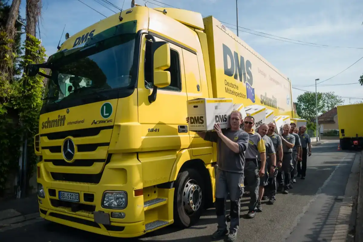 Équipe complète de déménageurs professionnels DSM France en uniforme